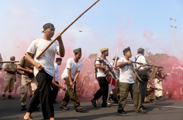 Parade Surabaya Juang Bikin Penonton Seperti Di Medan Pertempuran