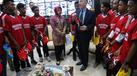 Supriadi dan Sembilan Anak Berbakat Surabaya Berlatih di Liverpool