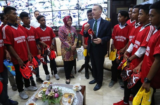 Supriadi dan Sembilan Anak Berbakat Surabaya Berlatih di Liverpool