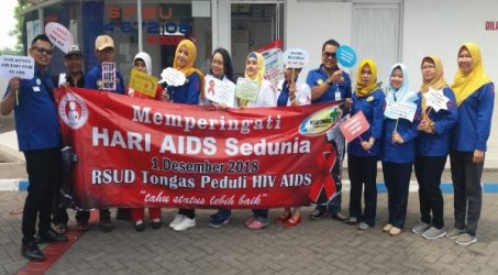 Peringati Hari AIDS RSUD Tongas Bagikan Ratusan Kue dan Stiker Cegah HIV AIDS