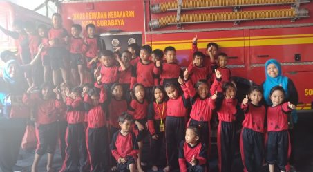 Murid SDN Sawunggaling VII Serbu Dinas Pemadam Kebakaran