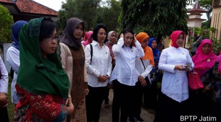 Kunjungi Pamekasan, Tim OASE-Kabinet Kerja gerakan tanam sayur dalam polybag