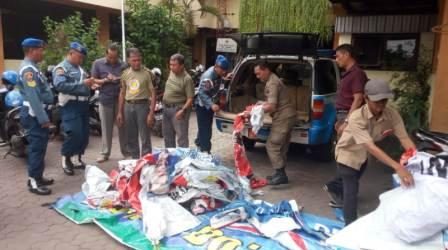 Jaga Netralitas, Aparat TNI Al Tertibkan APK Diperumahan Wonosari