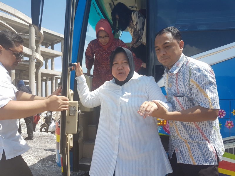 Eri Cahyadi saat menemani wali Kota Surabaya Tri Rismaharini