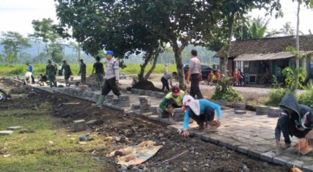 Polri Setia Membantu Percepatan Pengerjaan Sasaran TMMD Ke 104 Kodim 0824/Jember