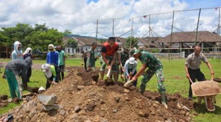 Masuki Hari Akhir, Warga Desa dan Satgas TMMD 104 Jember Bahu Membahu Kebut Jalan Paving