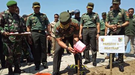 Usai Pimpin Upacara Penutupan, Pangdivif-2/Kostrad Ajak Masyarakat Tanam Pohon