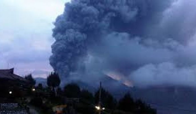 Gunung Bromo keluarkan asap disertai abu vulkanis