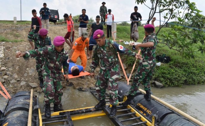 Tingkatkan Kualitas Penanganan Bencana, Prajurit Pasmar 2 dan Basarnas Latihan Bersama