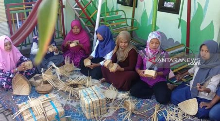 Siswa di Tulungagung bayar SPP gunakan kerajinan anyaman bambu