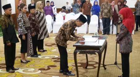 Gubernur Kukuhkan Anggota Komisi Informasi Periode 2019-2023