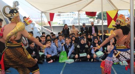 Puluhan Siswa di Lebanon Serbu KRI Sultan Hasanuddin-366