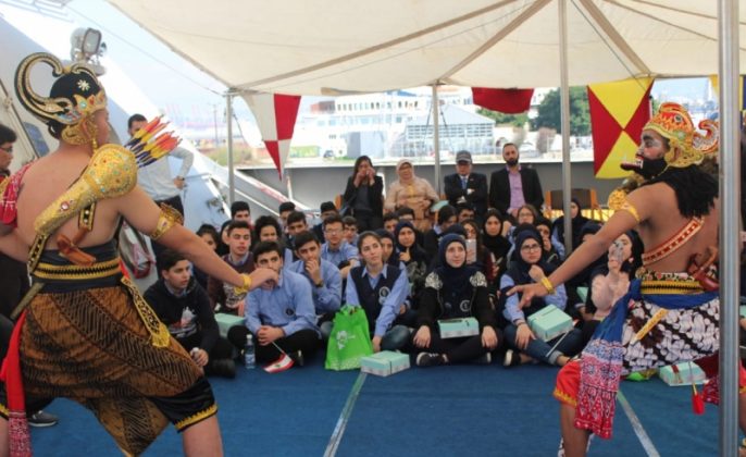 Puluhan Siswa di Lebanon Serbu KRI Sultan Hasanuddin-366