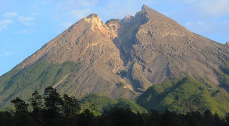 Gunung Merapi luncurkan guguran lava 800 meter
