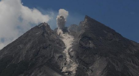 Gunung Merapi kembali luncurkan guguran lava pijar hingga 1.100 meter.