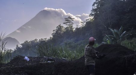 Dua awan panas meluncur dari Gunung Merapi Senin pagi