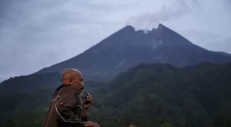 Awas, Gunung Merapi luncurkan guguran 2 awan panas