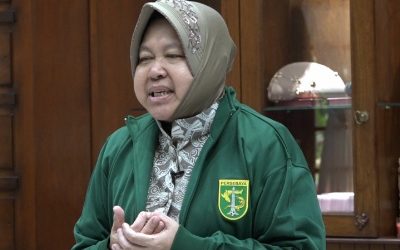 Kenakan Jaket Persebaya, Risma Beri Semangat Persebaya dan Berpesan Ke Bonek