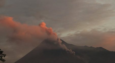Gunung Merapi kembali luncurkan guguran lava pijar sebanyak tiga kali