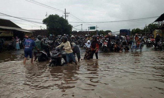 Jalur Pantura Putus Akibat Banjir Pasuruan