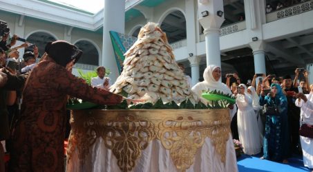 Sambut Ramadhan, Khofifah dan Risma Bagi 21 Ribu Apem di Megengan Kubro MAS