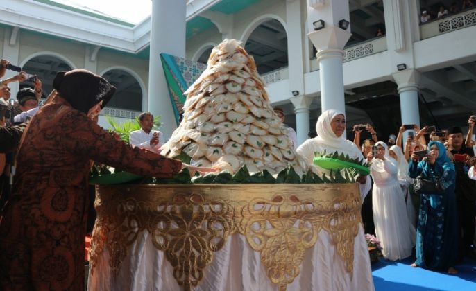 Sambut Ramadhan, Khofifah dan Risma Bagi 21 Ribu Apem di Megengan Kubro MAS