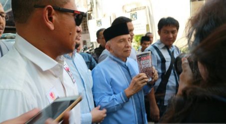 Diperiksa sebagai saksi, Amien Rais tunjukkan buku Jokowi People Power