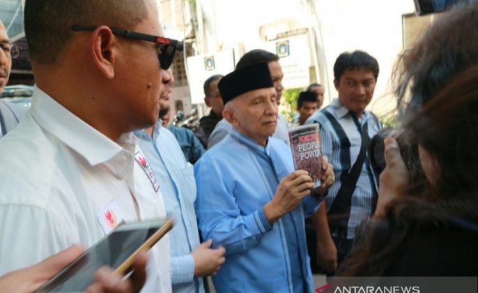 Diperiksa sebagai saksi, Amien Rais tunjukkan buku Jokowi People Power