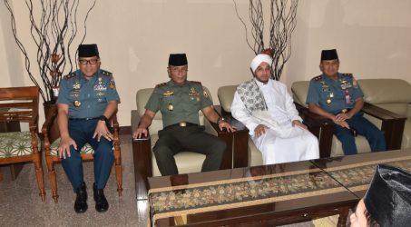 Pererat tali Ukhuwah Islamiah, Gubernur AAL bersama Pangdam V Brawijaya dan Forkopimda buka Puasa Bersama