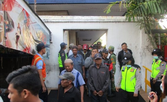 Ribuan warga Kediri rela antri demi sedekah Rp 50 ribu dari Gudang Garam