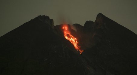 Gunung Merapi luncurkan dua guguran lava pijar sejauh 500-600 meter
