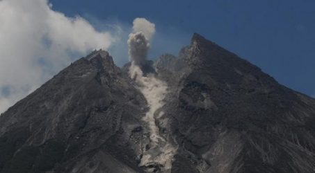 Merapi luncurkan guguran lava pijar 1.400 meter