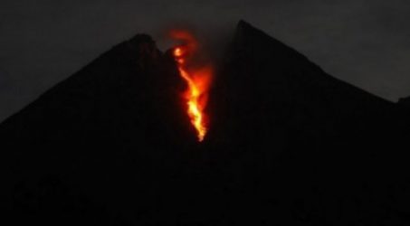 Merapi luncurkan awan panas