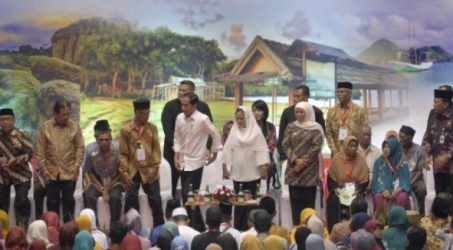 Dampingi Presiden, Gubernur Bagikan 3.200 Sertifikat Tanah di Gresik