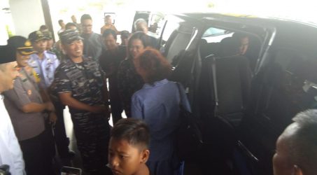 Dampingi Menteri Kelautan dan Perikanan, Komandan Lanal Banyuwangi temani Menteri Susi lepaskan benih Lobster