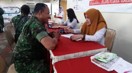 Prajurit Kodim Surabaya Timur Ikuti Donor Darah di RS Mitra Keluarga