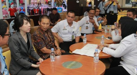 Warga Surabaya Bisa Urus Paspor Sambil Belanja di Pasar Atom