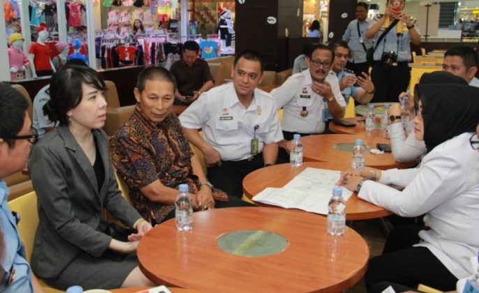 Warga Surabaya Bisa Urus Paspor Sambil Belanja di Pasar Atom
