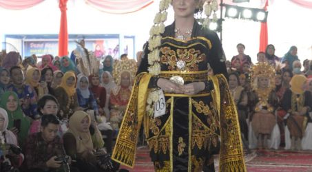 Arumi Bachsin Hadiri Puncak Peringatan HKG-PKK Tingkat Nasional ke-47 di Padang