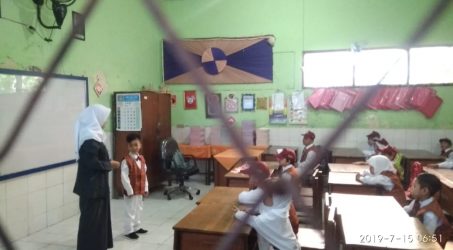 Hari pertama sekolah, Puluhan orang tua siswa antusias ikut antar sampai luar kelas