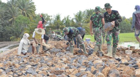 Lebarkan jalan penghubung, Warga dan TNI melebur Gotong Royong