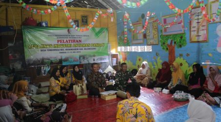 TMMD Bojonegoro, Warga Tondomulo dilatih anyaman daun Pandan
