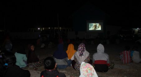 Warga Desa Tondomulo diajak Nobar Layar Tancap Film Pemberdayaan Keluarga