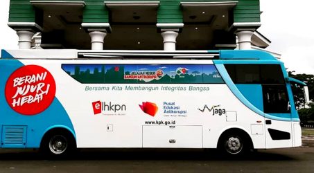 Bus KPK Sambangi Surabaya