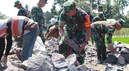 Hilangkan Margin TNI-Rakyat, Dansatgas TMMD 105 Banyuwangi Angkat Batu