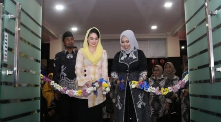 Arumi Resmikan Galeri Dekranasda Kab. Madiun