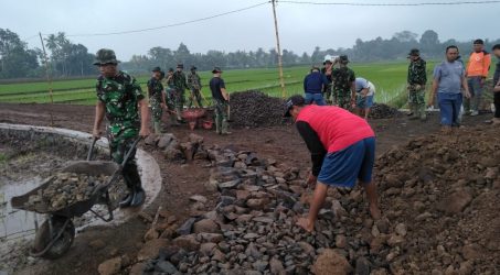 Semangat bahu-membahu warga dan Satgas TMMD pondasi jalan