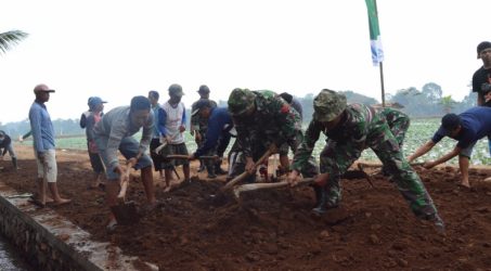 Satgas TMMD Banyuwangi Bangun Jalan Penghubung Desa Setail dan Dasri