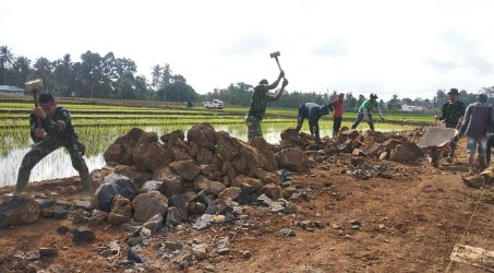 Hancurkan Batuan Besar Prajurit AD Bangun Jalan Pedesaan