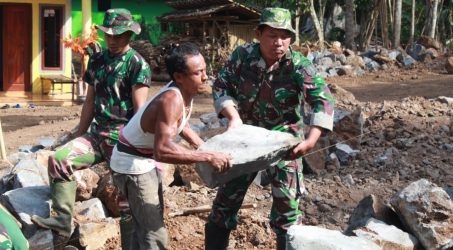 Percepat Pembangunan, Para Komandan Turut Bekerja Banting Tulang